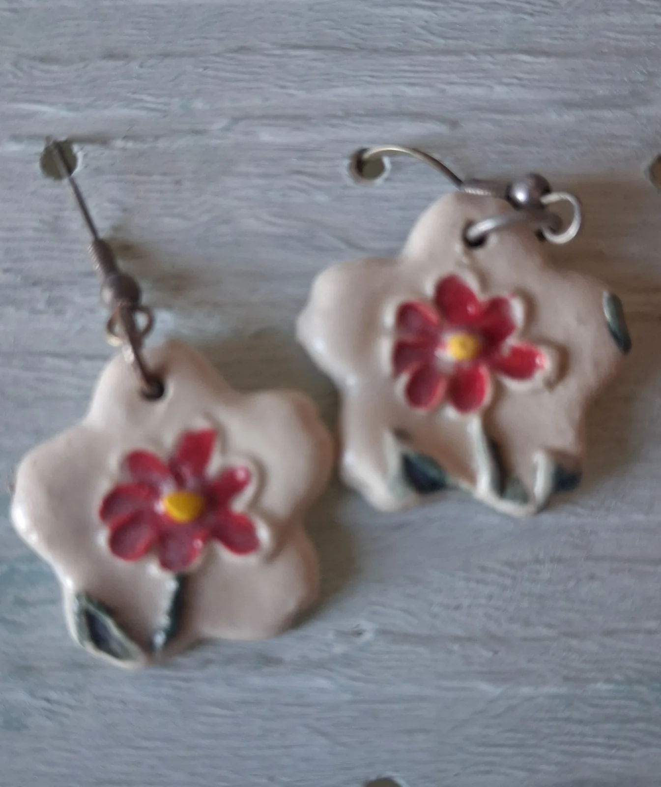 Pendientes de cerámica con forma de flor y una flor roja pintada a mano