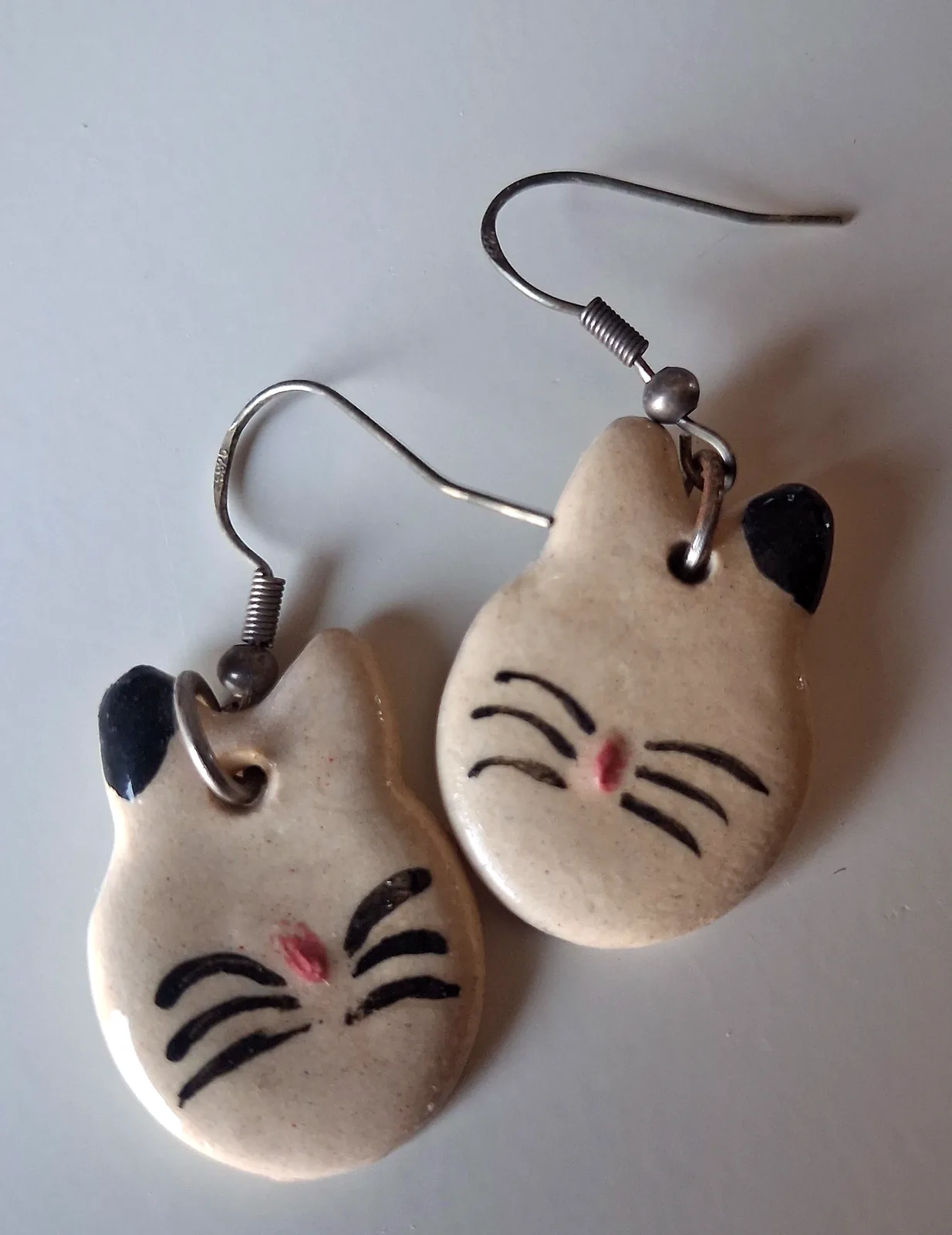 Pendientes de cerámica divertidos con forma de cara de gato con bigotes pintados a mano y nariz rosa