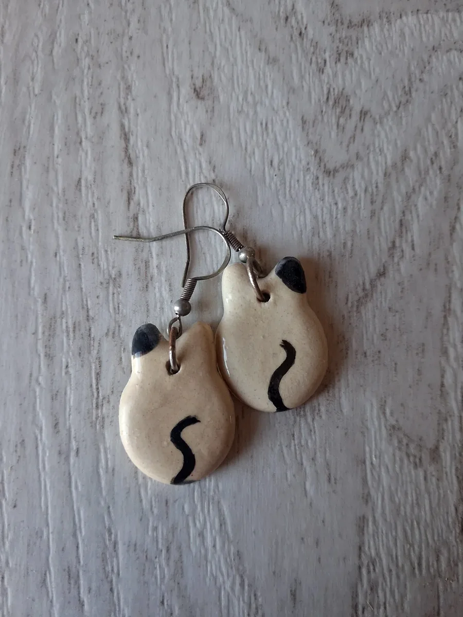 Pendientes de cerámica divertidos con forma de ratón visto de espaldas, cuerpo color crema y cola pintada a mano en negro