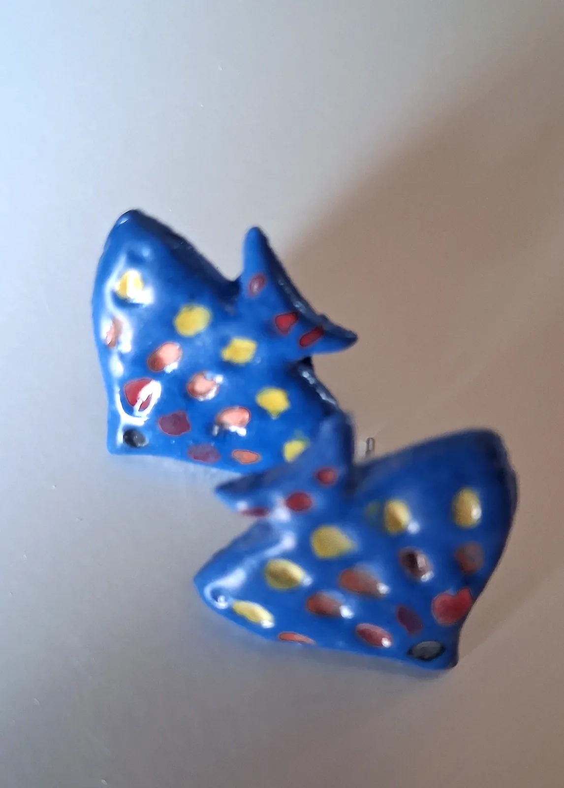 Pendientes de cerámica con forma de pez azul con lunares multicolor pintados a mano