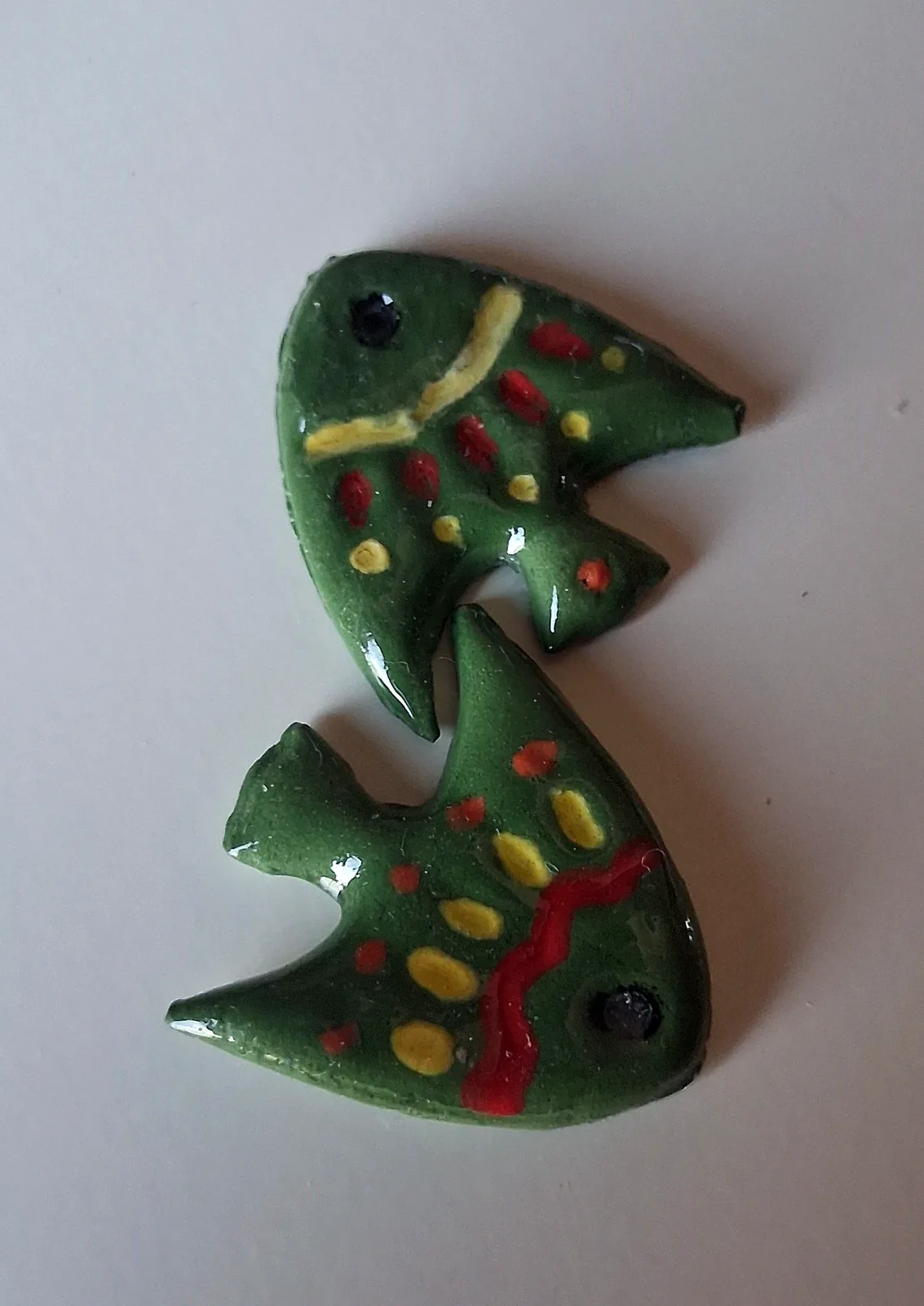 Pendientes de cerámica con forma de pez verde oscuro con lunares rojos y amarillos pintados a mano