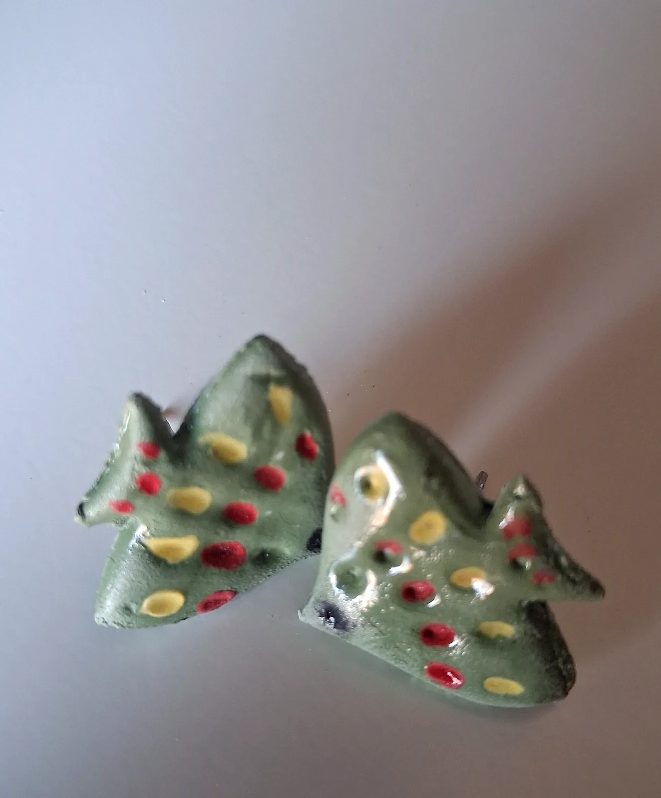 Pendientes de cerámica con forma de pez verde salvia con lunares rojos y amarillos