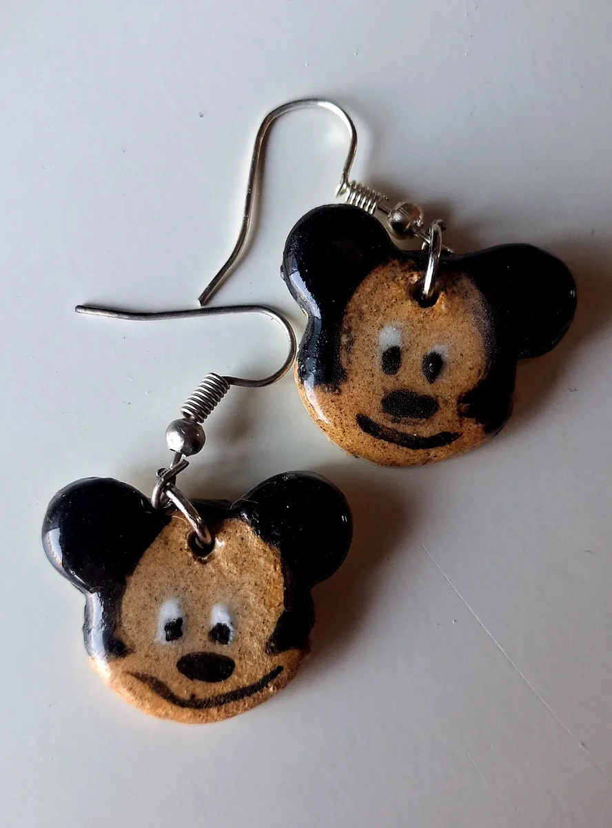 Pendientes de cerámica divertidos con forma de cabeza de ratón, orejas redondas negras y carita sonriente pintada a mano, taller CreArte Valladolid