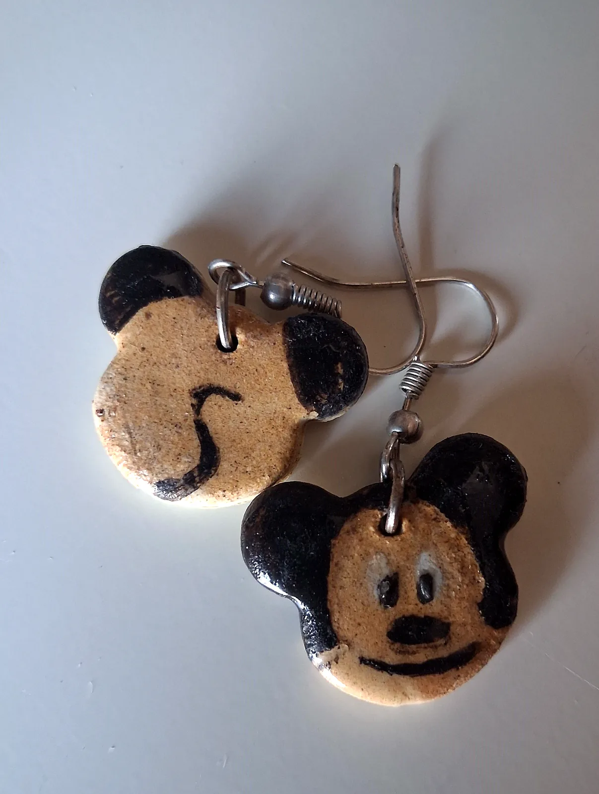 Pendientes de cerámica divertidos con forma de cabeza de ratón, otro diseño con carita sonriente pintada a mano