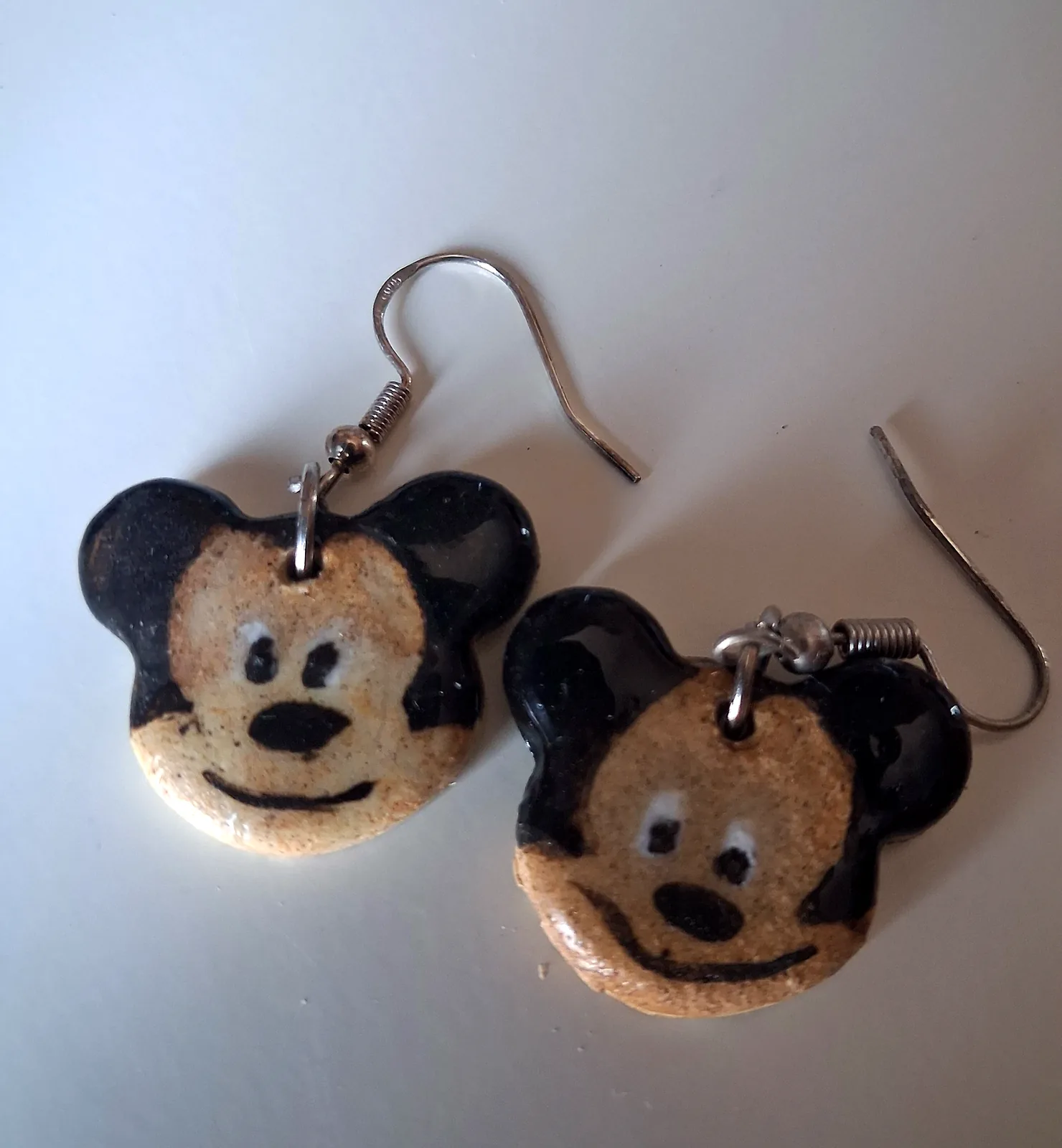 Colección de pendientes de cerámica divertidos con forma de cabeza de ratón, orejas negras y carita sonriente