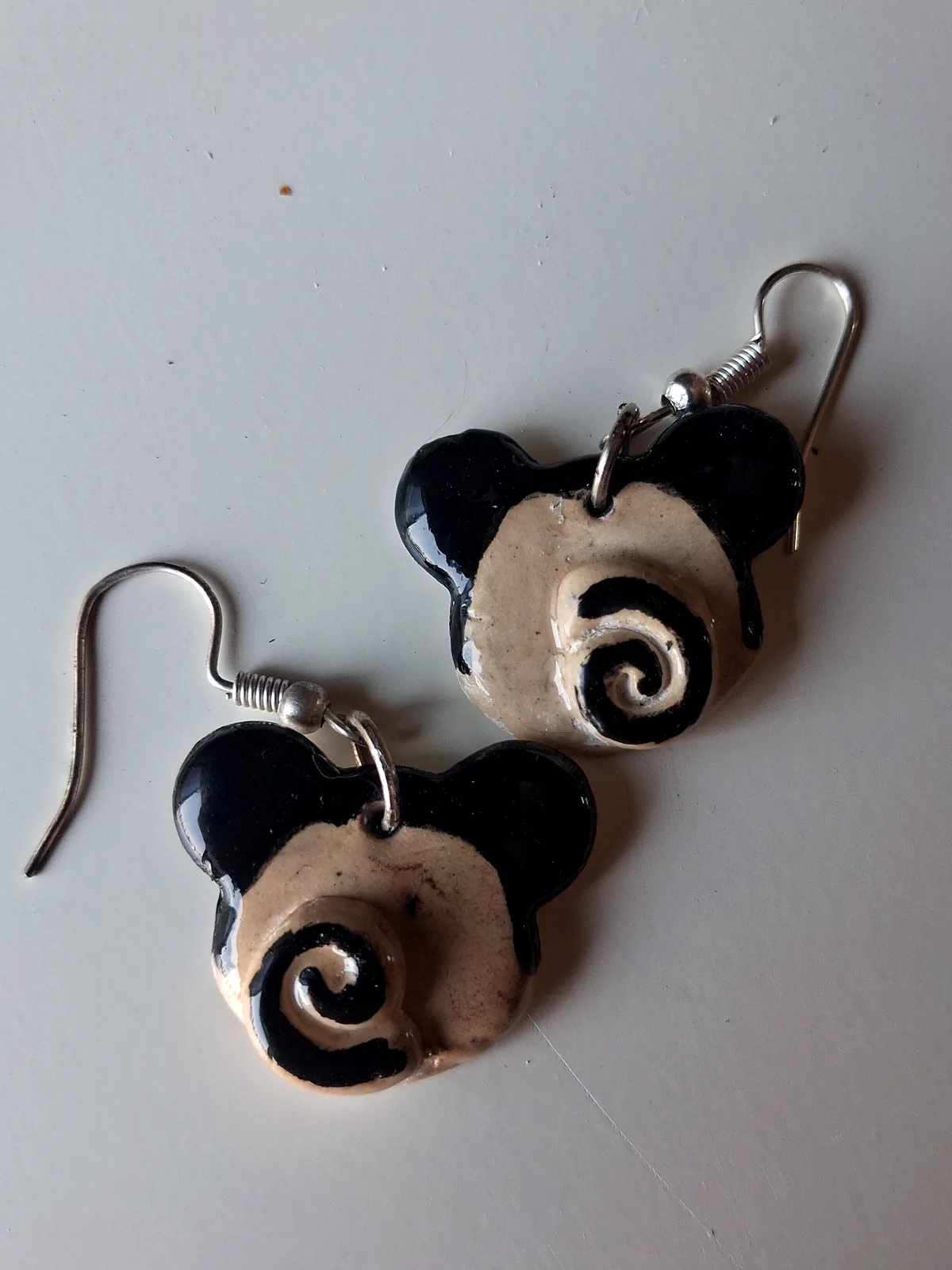 Pendientes de cerámica divertidos con forma de cabeza de ratón con espiral pintada a mano en negro
