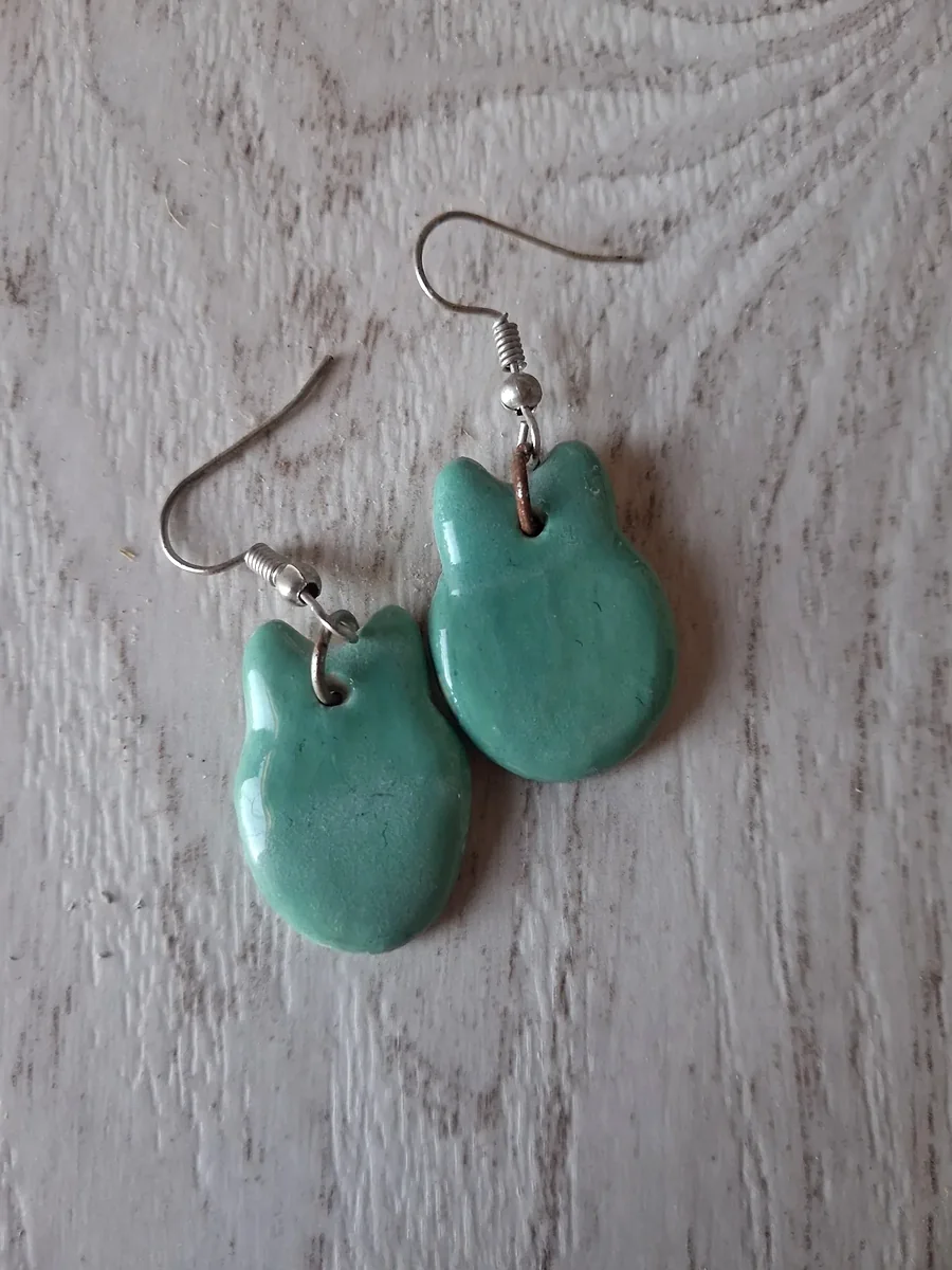 Pendientes de cerámica lisos en verde con forma orgánica