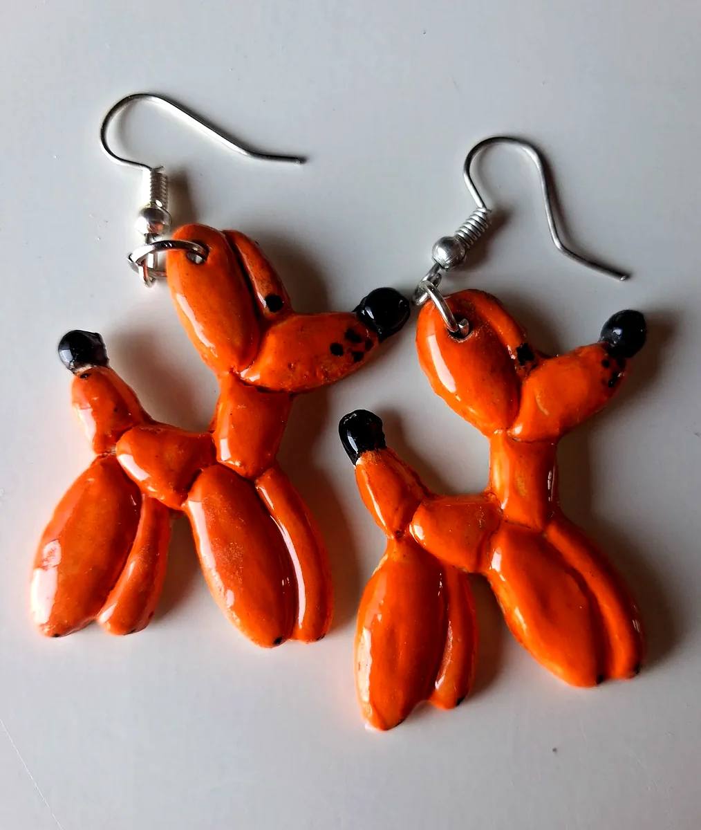 Pendientes especiales de cerámica con forma de perro globo (balloon dog) naranja, modelados y esmaltados a mano