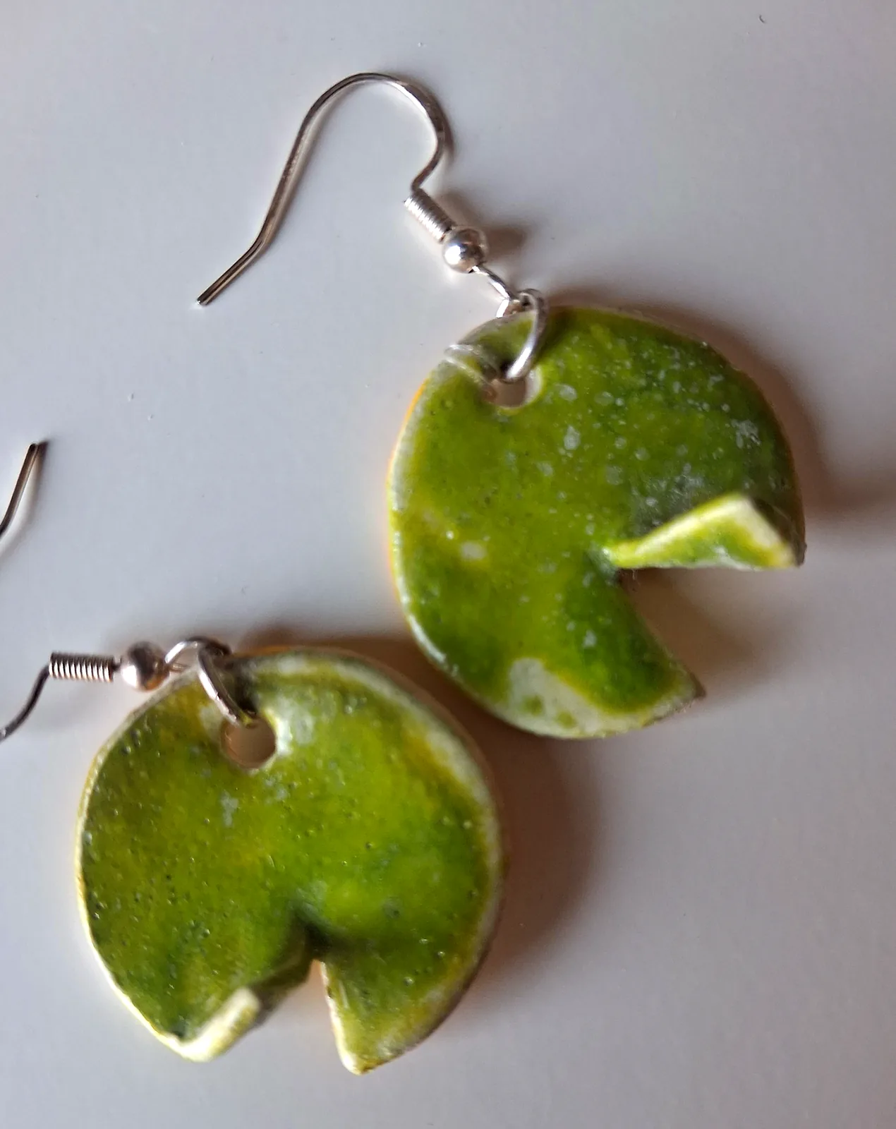 Pendientes especiales de cerámica con forma de rodaja mordida esmaltada en verde, pieza original pintada a mano