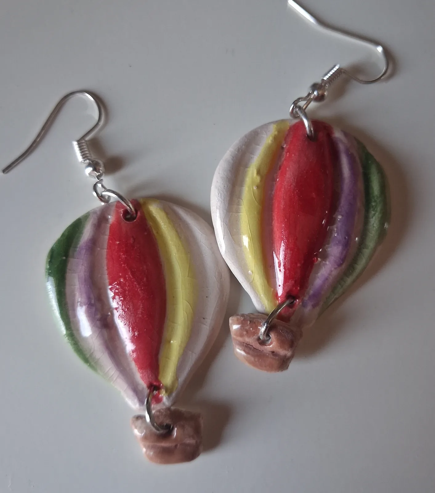 Pendientes especiales de cerámica con forma de globo aerostático, otro diseño decorado a mano con rayas de colores y cesta de cerámica