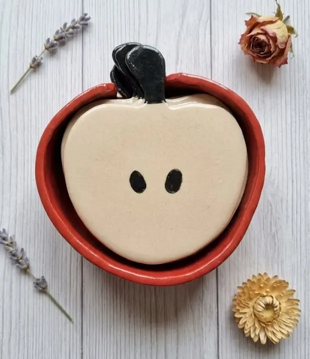 Posavasos de cerámica artesanal con diseño de manzana - CreArte