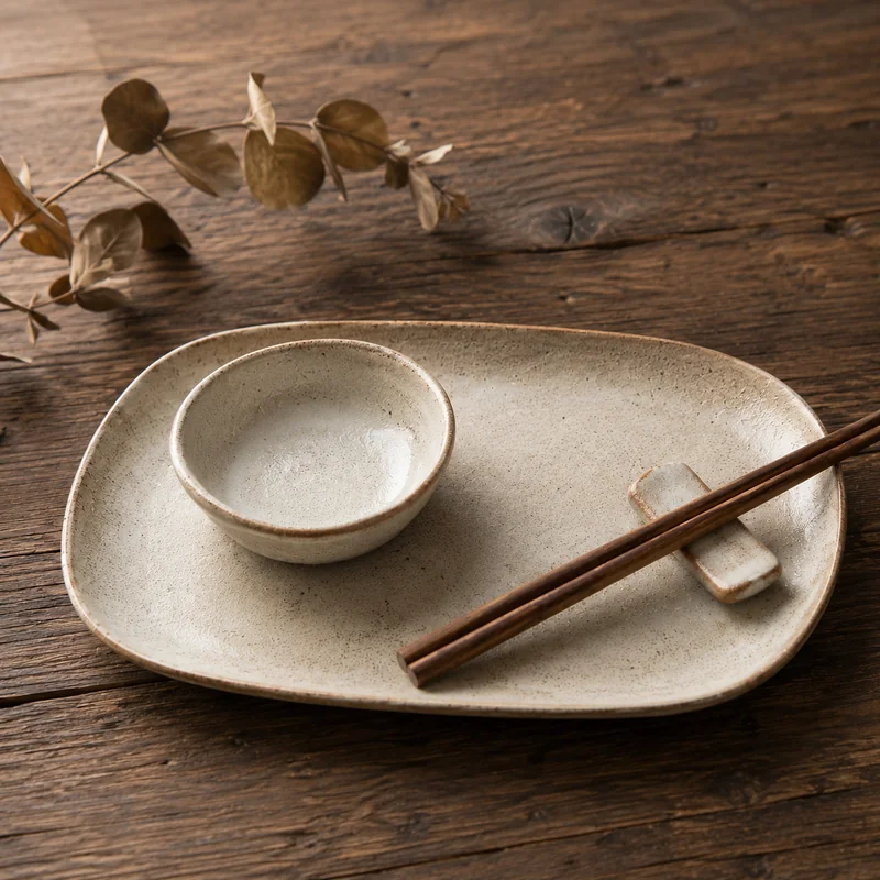 Set de sushi de cerámica artesanal hecho a mano: plato, cuenco y reposapalillos en tono crudo, taller CreArte Valladolid