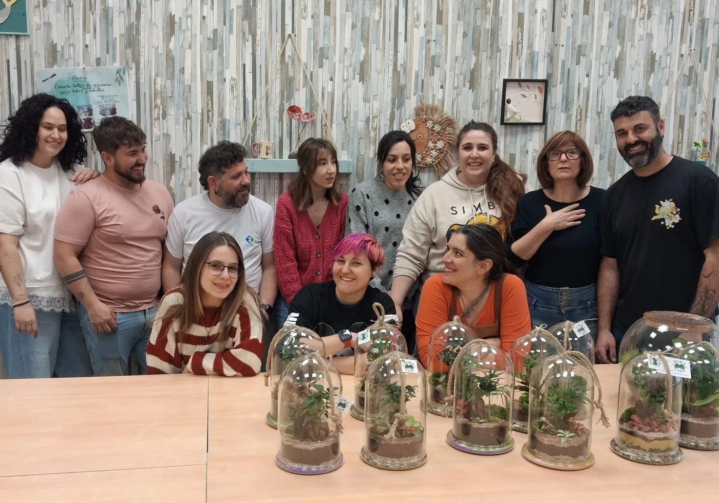 Grupo de alumnos con sus terrarios colgantes terminados en el taller de terrario y cerámica de CreArte Valladolid
