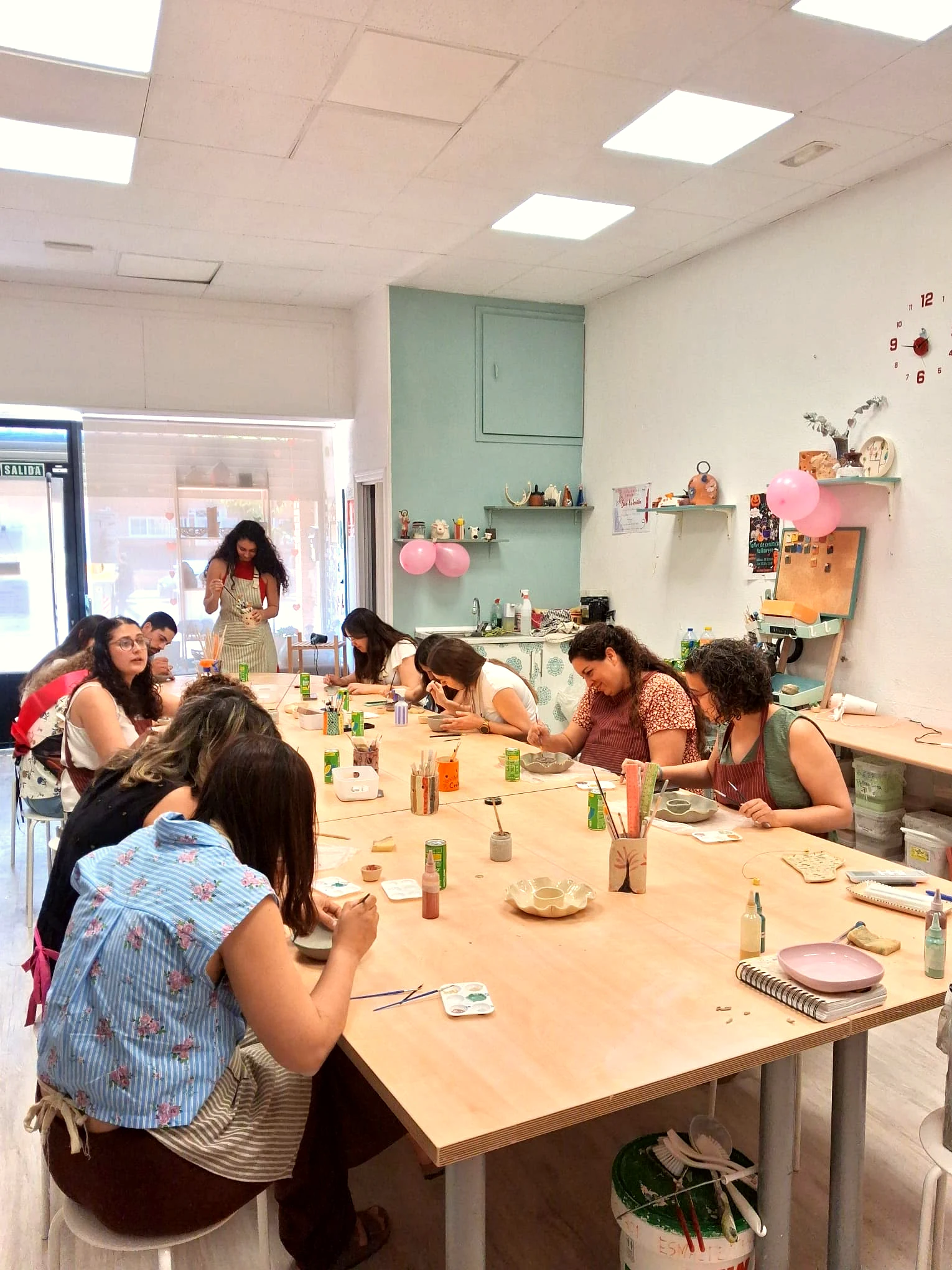 Modelado a pellizco en un taller de cerámica de CreArte