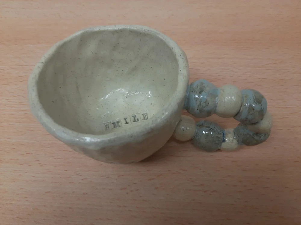 Taza de cerámica modelada a pellizco en CreArte Valladolid