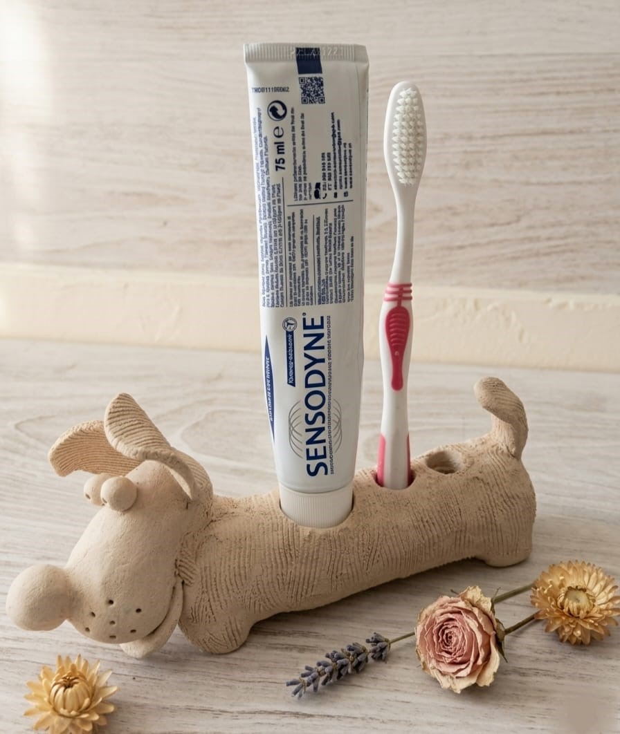 Figura de perro salchicha de cerámica artesanal color blanco