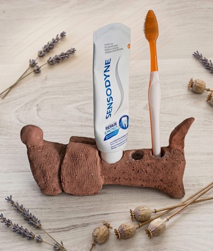 Figura de perro salchicha de cerámica artesanal con diseño creativo