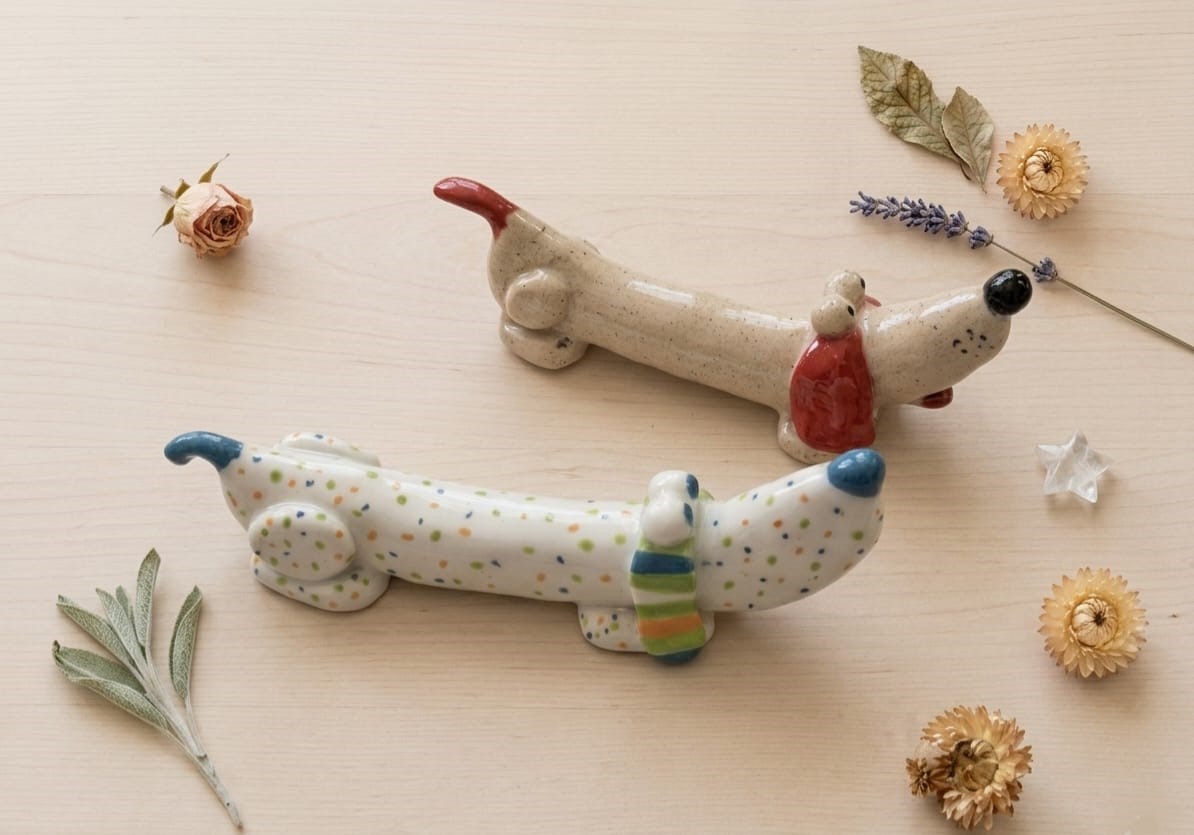 Grupo de figuras de perros salchichas de cerámica artesanal