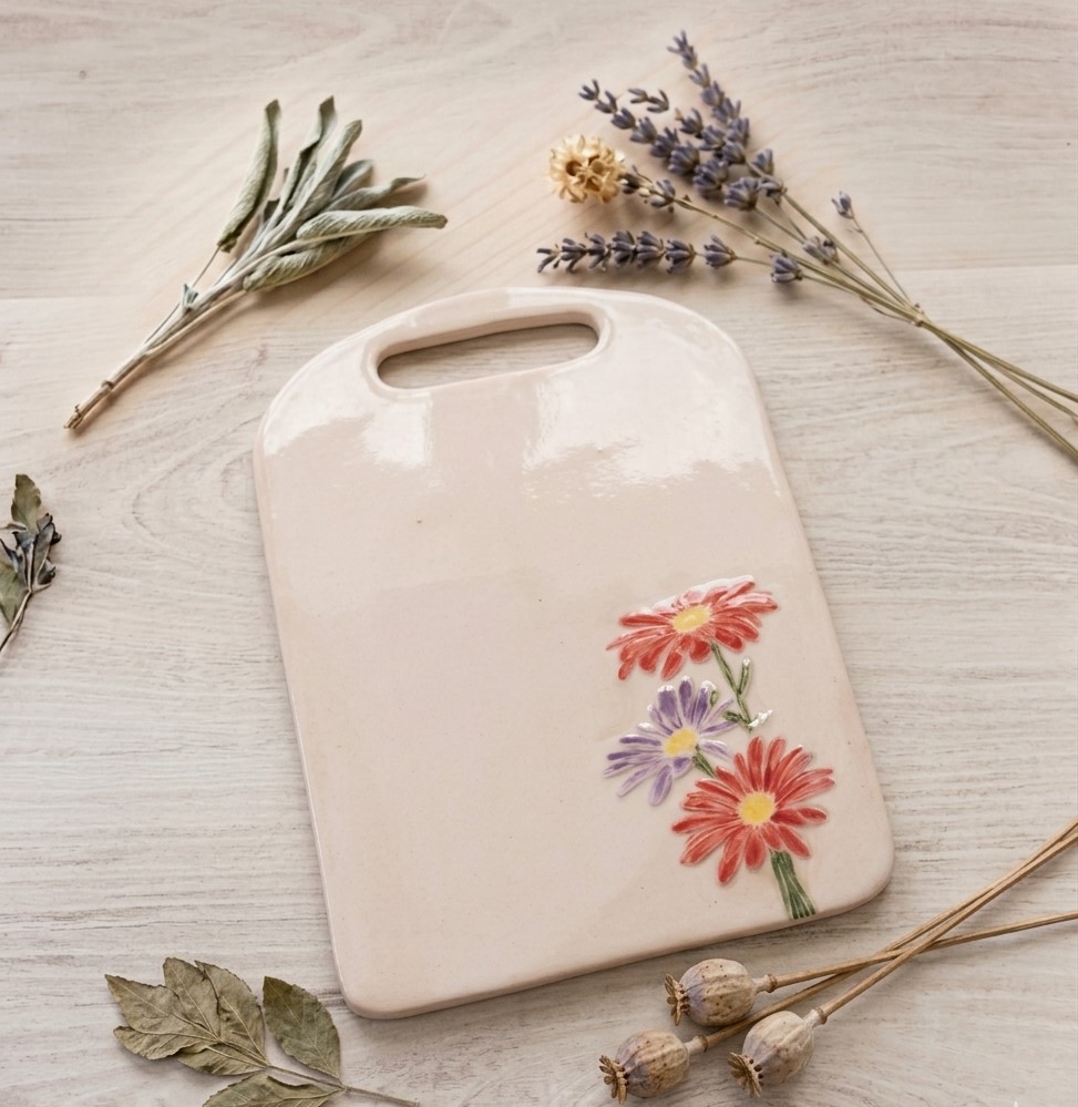 Tabla de servir de cerámica artesanal con diseño de flores